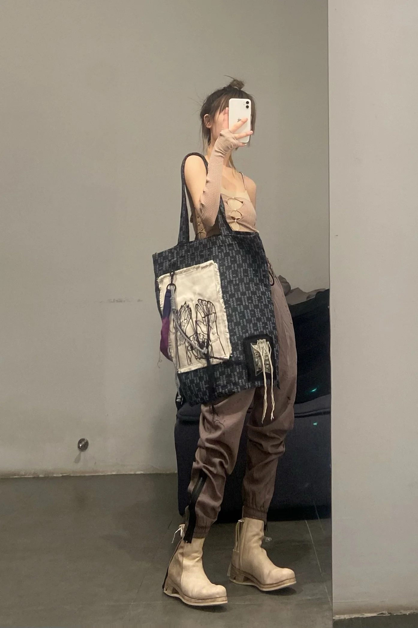 Song for the mute "hands up" handbag 211_TOTEO1E7_LEGOBLU - Image 22